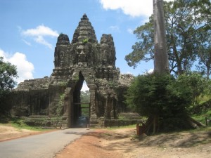 du-lich-campuchia-tham-quan-cong-AngkorThom