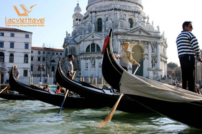 thuyền dài mũi cong Venice