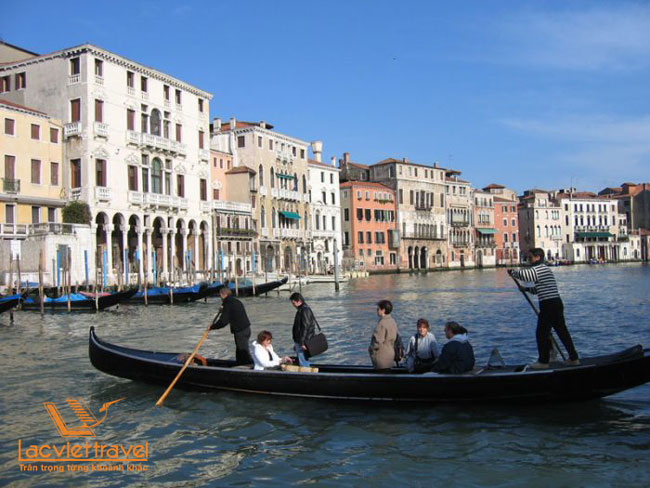 đi thuyền trên sông Venice