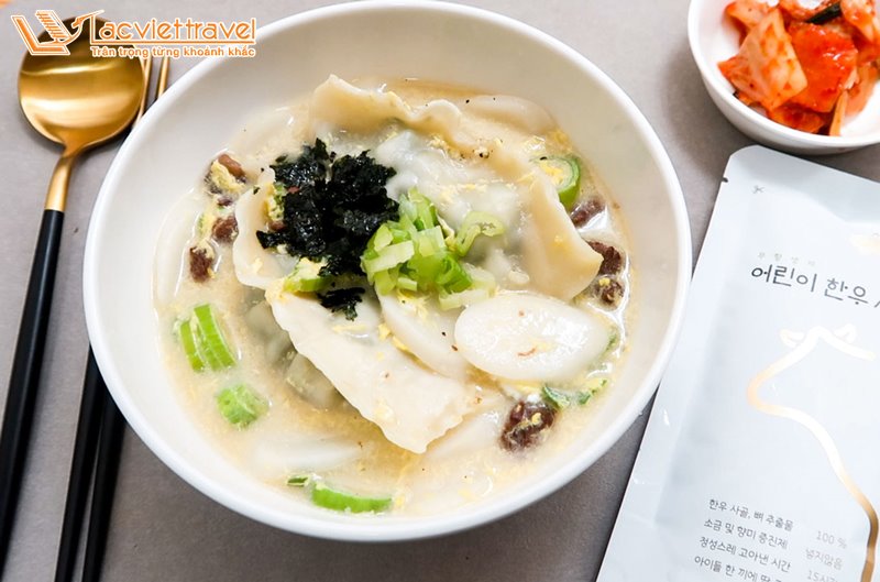 Tteokguk - món ăn năm mới nên thử khi du lịch Hàn Quốc dịp Tết Nguyên Đán du lịch nước ngoài dịp tết  Hàn quốc